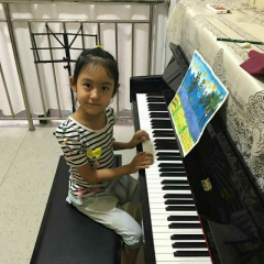 小小钢琴家 果果5岁演奏《粉刷匠》