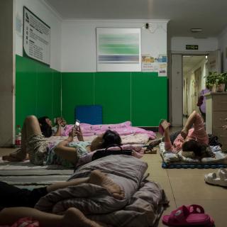 公益机构关门后，我把孩子送进养老院