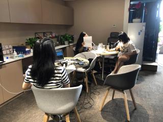10: 新闻-教育背景的疏老师和新闻-金融背景的Inn老师
