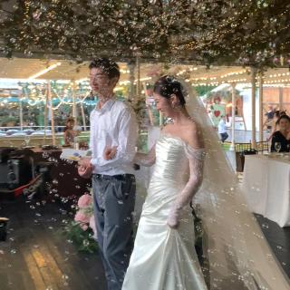 领证2年后，我给自己办了一场荒诞的“三无”婚礼