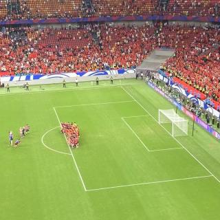 为什么要去现场看国足 | 具身体验比赛背后的场馆、城市和地方