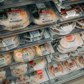 T099 中日关系冷淡，我在东京很难，便利店里作店员，顾客不找我结账怎么办？