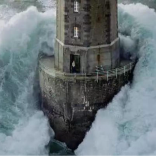 《穿破黑暗》：从凝视到符号，每个人心中都有一座灯塔|第172期读书会