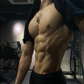 健身狂魔、跆拳道友和神秘跑者的深夜闲扯：艾老师练成大肌霸后的首次登台