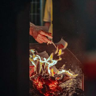 清明特辑：我们扫墓、送别，到底在寻找什么？