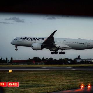 人来人往，不过缘深缘浅。