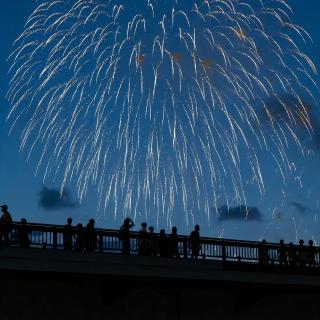 多少爱情，要么一生，要么陌生。